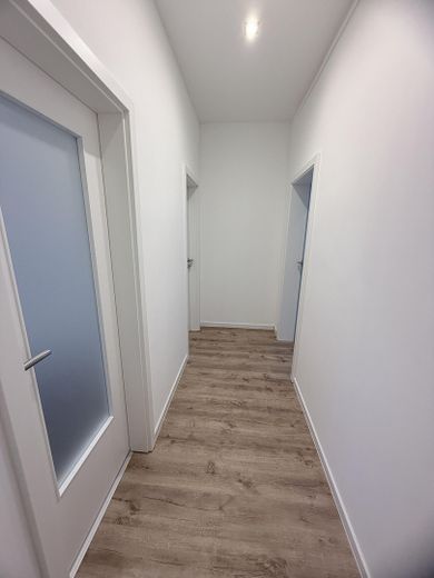 Frisch sanierte 2-Raum-Wohnung mit Einbauküche, Bad mit Wanne,  & Carport-Stellplatz – Flur