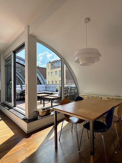 Penthouse exclusif dans le quartier belge – Un logement meublé avec style, calme et lumière – Essbereich und Terrasse