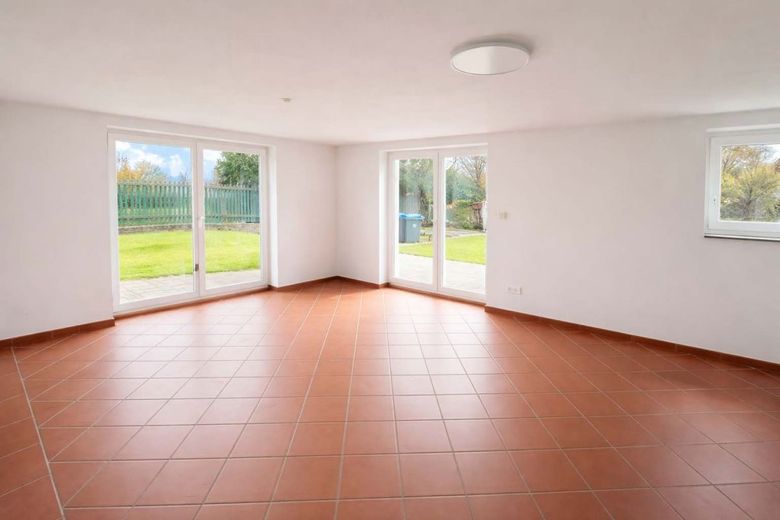 RUHIGE 5-RAUM WOHNUNG IN ZWEIFAMILIENHAUS MIT GARTENANTEIL – Raumansicht im Gartengeschoss