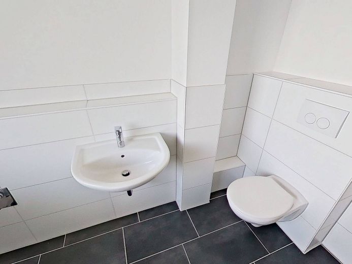Große 2-Zi.-Whg. mit BALKON und viel Lichteinfall – Ansicht I: Bad