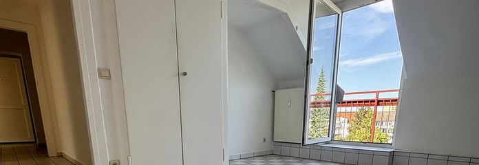Yeni baştan tamamen yenilenmiş, oturma mutfaklı, yeni ankastre mutfaklı ve güneşlenme teraslı 3 odalı çatı katı dairesi Eller’de – Geräumige Wohnküche