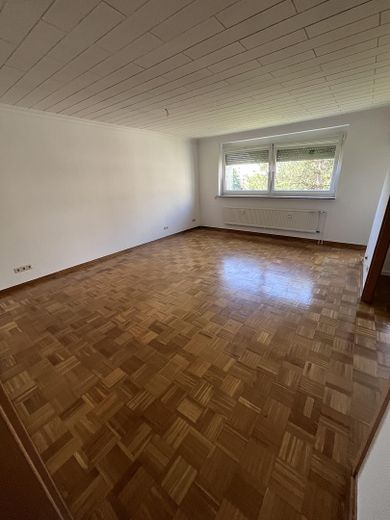 Frisch renovierte 75 m²-Wohnung mit Balkon, Aufzug & EBK in Hannover-Bothfeld-Vahrenheide – Wohnzimmer