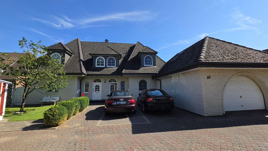 Provisionsfreies, schönes Haus mit Hauptwohnung + 2 Einliegerwohnungen. Mit schönem Garten – Vorderseite 3