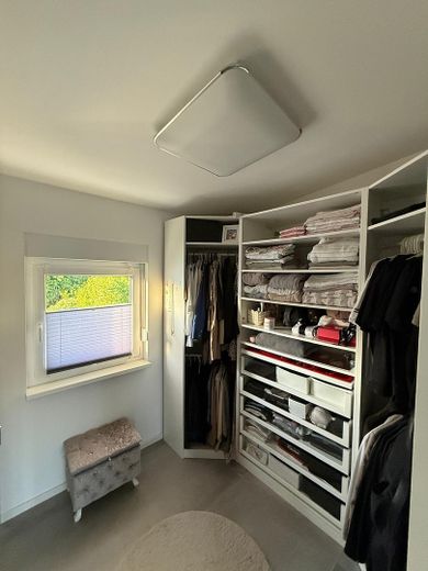 Hochwertige Doppelhaushälfte in Feldrandlage mit Südterrasse und Garten in Nieder-Olm – Ankleidezimmer / Zimmer