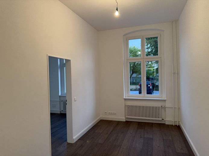 Commercial space for medical practice, practice, cosmetics, massage, office or law firm in RUDOW, 160 m2 for rent – Büro mit Durchgangstür