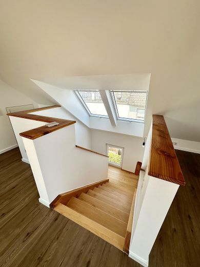 Hochwertig sanierte 4-Zimmer-Maisonette | 110 m² | 2 Bäder | Balkon | ruhige Lage an den Mainwiesen – Treppe DG/OG