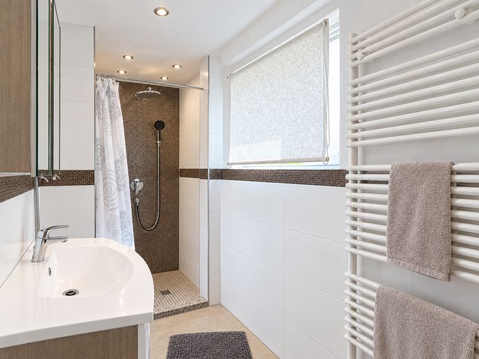 Veel ruimte, een grote tuin en volop thuisgevoel – aantrekkelijk vrijstaand huis voor het gezin – Dusche OG