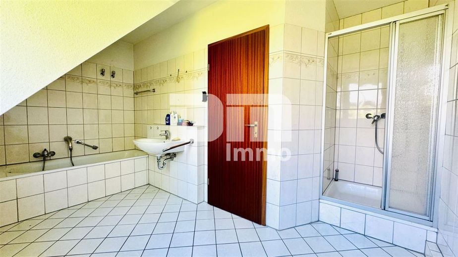 Charmantes Wohnglück - Ihr neues Zuhause mit Carport / Terrasse und großem Gartenbereich – OG / DG Badezimmer / Wanne / Dusche