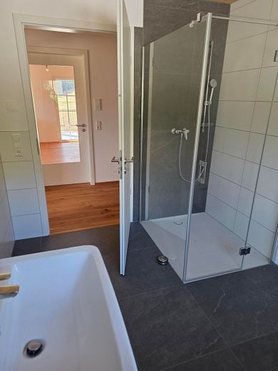 Erstbezug: 101m² Neubau mit Einbauküche, Haustiere willkommen, Balkon, 2 Stellplätze – Foto 9