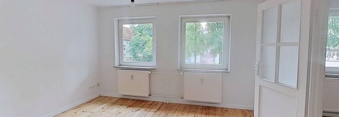 Bunte Blätter, kühles Wetter – 1 Kaltmieterlass fürs kuschelige Heim: Gemütliche 2-Zimmer-Wohnung mit Wannenbad – Ansicht I: Wohn- und Esszimmer