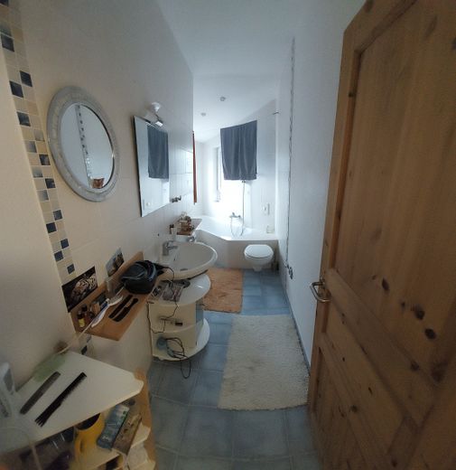 Sehr schönes 3 Fam.- Haus, große Balkone – DG Bad