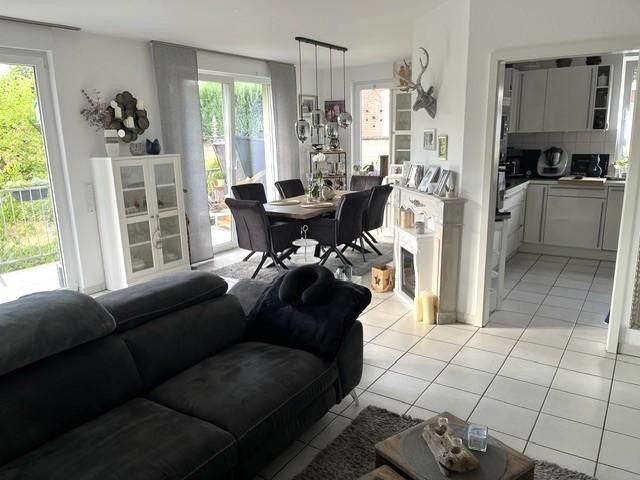 Hochwertige helle 3-Zi.-Whg., Einbauküche u. Balkon, in modernem 4-Fam.-Haus, Bestwohnlage Groovnähe – Wohn- / Essbereich