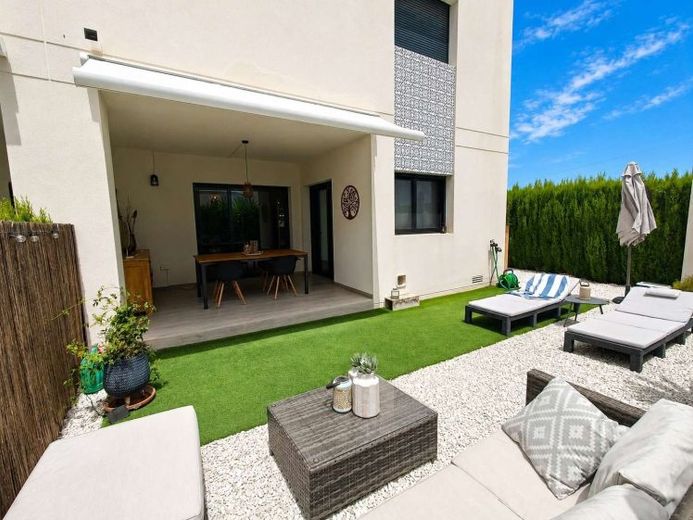 Moderne Erdgeschoss-Wohnung mit 3 Schlafzimmern, 2 Bädern, privatem Garten und Gemeinschaftspool – Foto 1