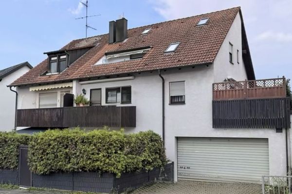 Ready for immediate occupancy: Well-maintained maisonette apartment with balcony and parking space
