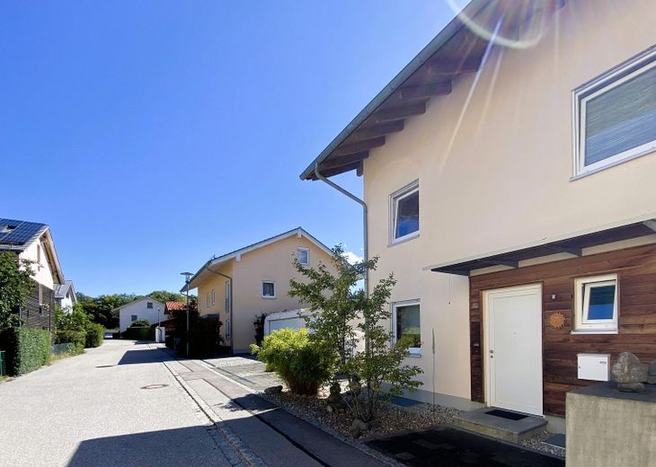 Splendida casa bifamiliare con vista libera fino alle Prealpi   *senza commissioni* – DHH Nordseite Eingang