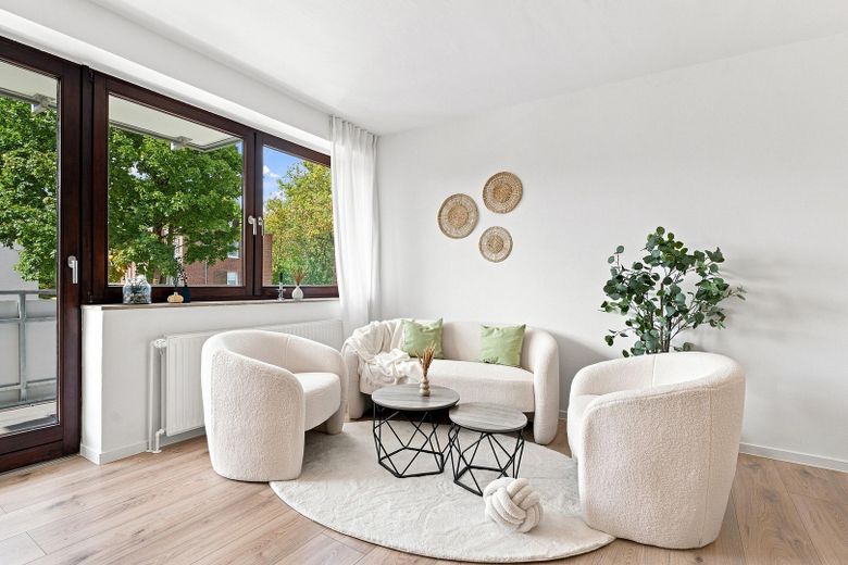 Emménagez immédiatement et sentez-vous chez vous – appartement de deux pièces avec cuisine et salle de bains, fraîchement rénové, à 26123 Oldenburg-Donnerschwee – Wohnzimmer Sitzgruppe