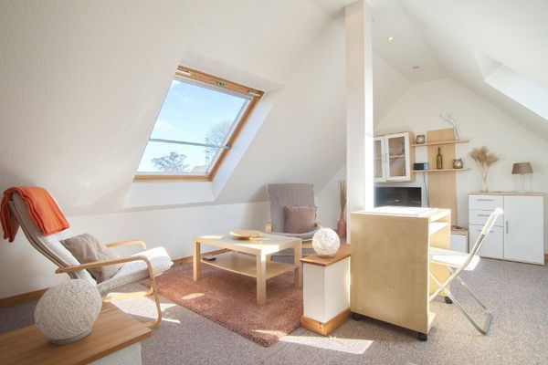 Behaglich-moderne Dachgeschosswohnung, verkehrsgünstig gelegen, für Berufspendler.
