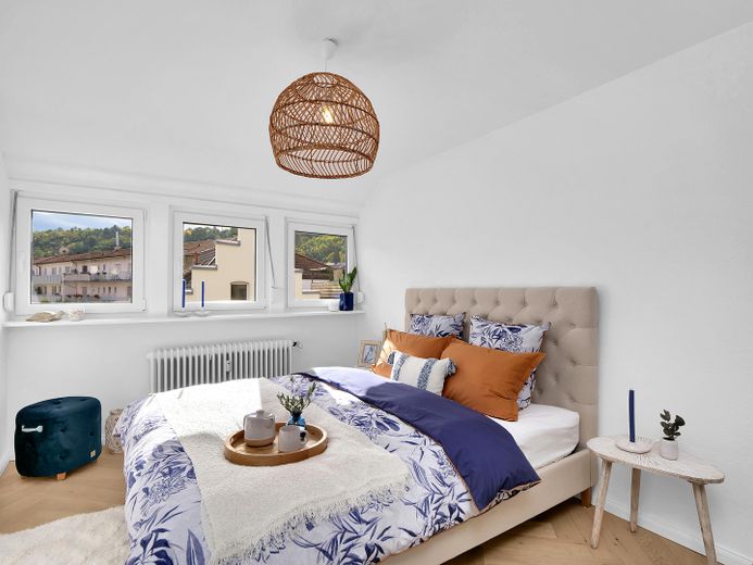 Provisionsfrei: Renovierte Wohnung mitten in Stuttgart mit Blick auf Weinberge und Grabkapelle – Schlafzimmer 1