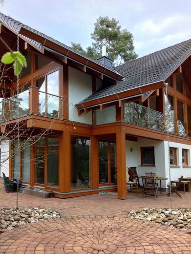 Hochwertige Baukunst &amp; nachhaltige Ausstattung - ein Zuhause mit Zukunft – kunstvolle Terrassenanbindung