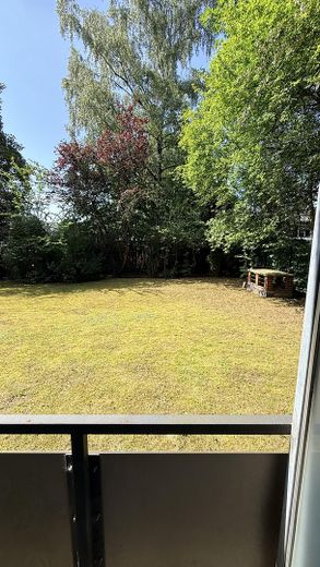 Schöne helle 1,5 Zimmer Wohnung mit großem Balkon - sofort wohlfühlen – Blick in den Garten