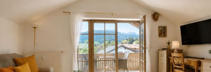 Bernau am Chiemsee’de panoramik manzaralı, 3 odalı şirin çatı katı dairesi