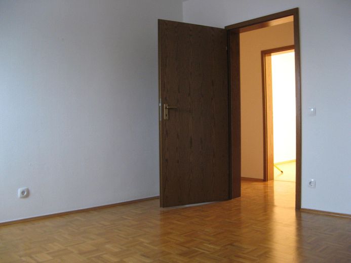 Charmante Altbauwohnung mit Garten im Herzen der Stadt – Wohnzimmer