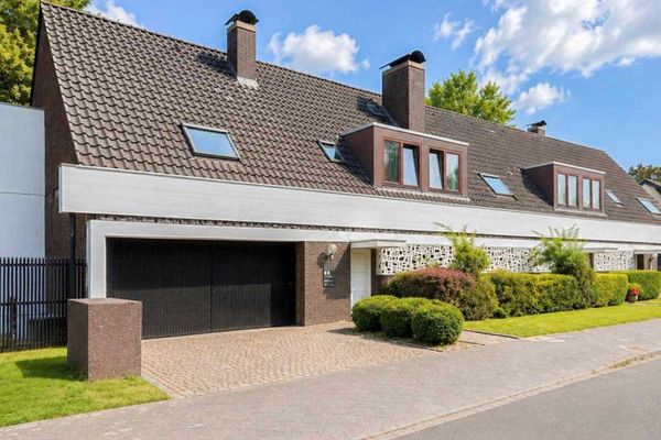 Complesso residenziale architettonico nel quartiere dei poeti di Düsseldorf-Stockum con potenziale di sviluppo