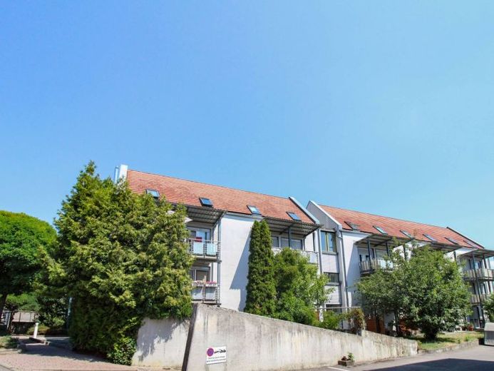 Barrierefrei wohnen oder clever investieren – gepflegte 2-Zimmer-Wohnung mit Balkon in Ditzingen – Foto 1
