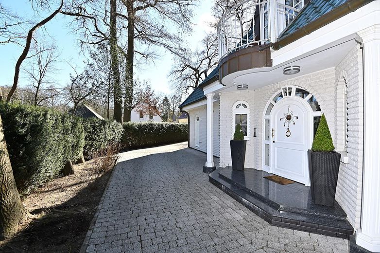 TOP-Villenanwesen in bester Lage von Alt-Oberneuland – Seitenansicht