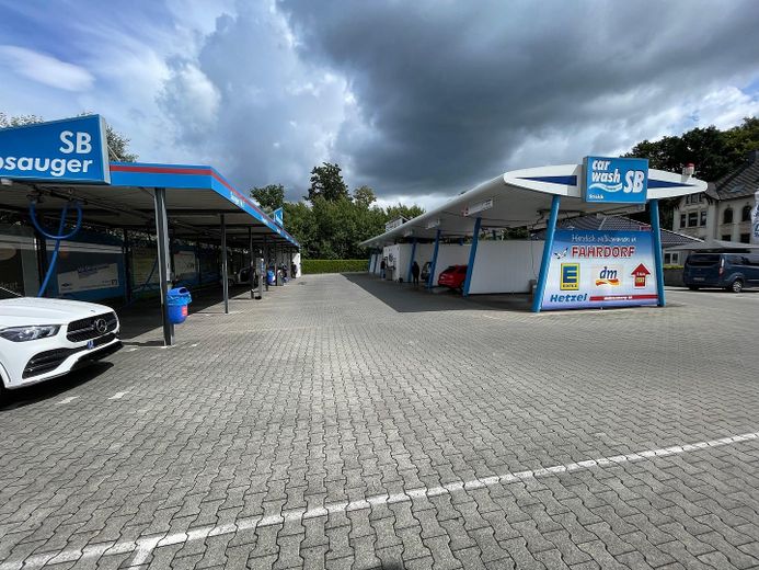 SB-Waschplatzanlage inclusive Imbiss mit Gastraum und Außenterrasse – Sauger / Waschboxen