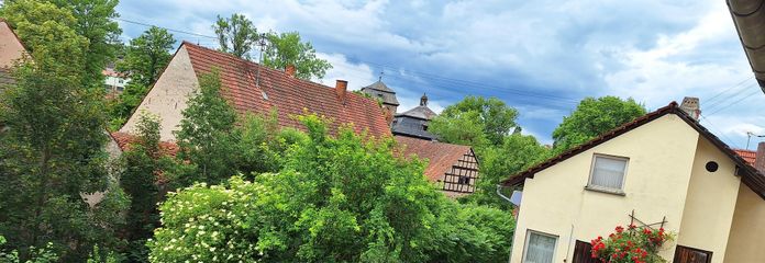 Blick zum Nebengebäude