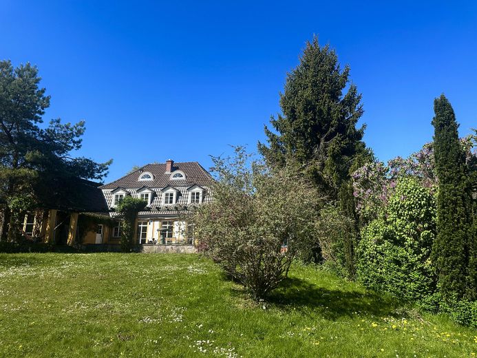 Villa mit Gutshauscharakter auf 3500m²-unverbaubarer Seeblick in Kieler Stadtrandlage – Traumhaus am See Gartenseite
