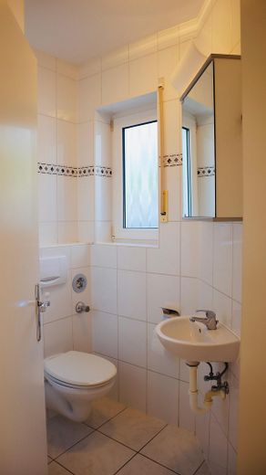 Mieszkanie dwupoziomowe z 3 pokojami i ogrodem, spokojna i centralna lokalizacja w Niederradzie – Gäste-WC