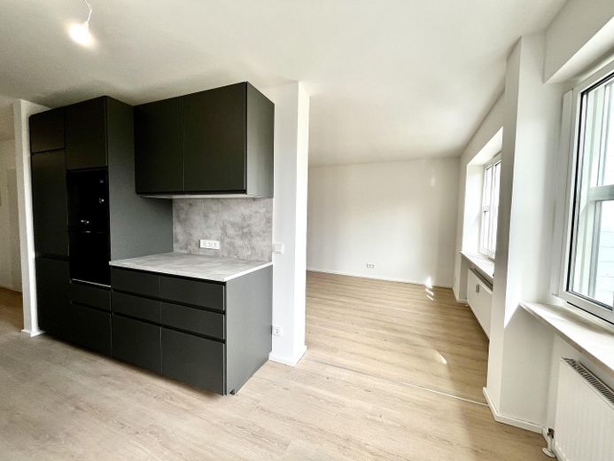 Top modernisierte, gut vermietete 4-Zimmer-Wohnung mit großem Balkon und Parkplatz – Küche zu Wohnzimmer