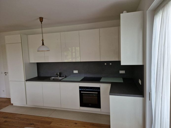 Neubau-Eigentumswohnung mit direkter Sicht auf einen kleinen See im Quartier HUGOS – Küche