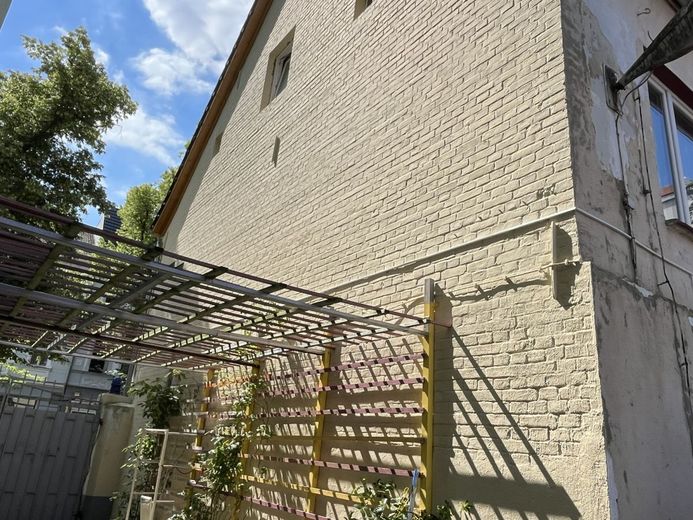 Seitliches Hauptgebäude