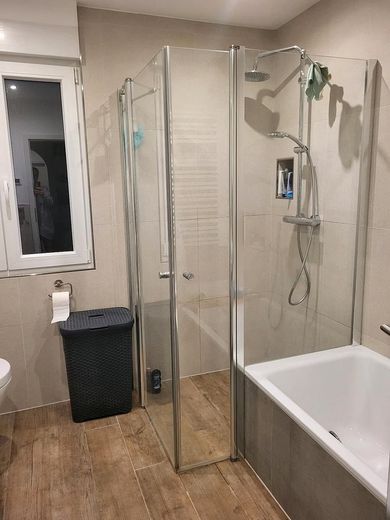 Casa unifamiliar independiente con apartamento independiente – Bad: Dusche und Badewanne