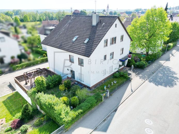 Großzügige 4-Zimmer-Dachgeschosswohnung mit Balkon und Stellplatz – Drohnenaufnahmen