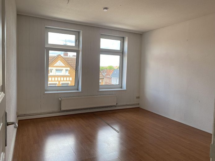 Sofortbezug! Helle 5-Zimmer-Altbauwohnung m. Balkon über den Dächern von Kiel zu kaufen. – Wohnzimmer