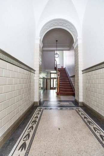 Düsseldorf'ta 2 balkonlu ve ankastre mutfaklı, özel ve hayranlık uyandıran 5 odalı eski bina dairesi – Hausflur