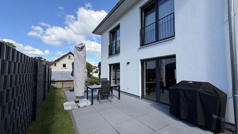 Yeni değerinde masif yapı ev (A+) – ısı pompası, tasarım mutfak ve Wallbox ile, Kulmbach – Terrasse