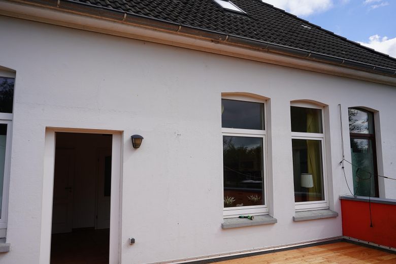 Charme historique. Confort de vie moderne. Un chez-soi avec du caractère. – Dachterrasse Blick zur Küche