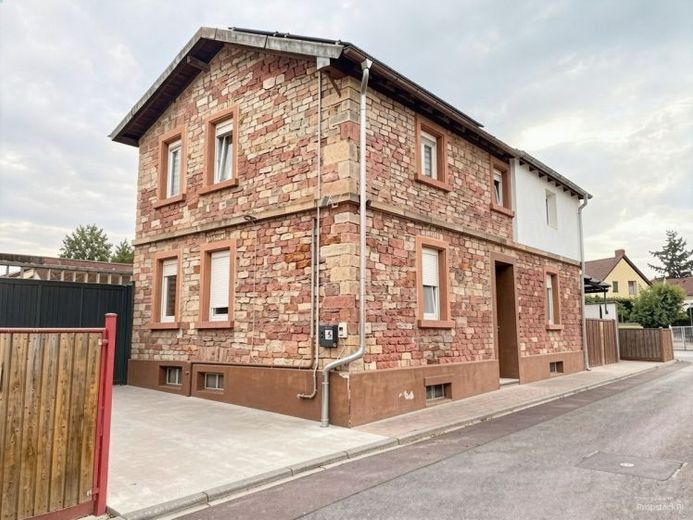 Familienfreundliches Einfamilienhaus in Eisenberg mit schönem Garten, Pool, Solaranlage & Garage – Foto 1