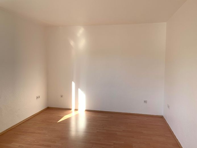 Schöne helle 2,5-Zimmerwohnung mit neuem Tageslichtduschbad und Süd-Westbalkon – Schlafzimmer