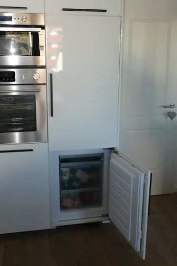PROVISIONSFREI! Exklusives 4-Zimmer Penthouse in ruhiger Lage in Rosenheim Süd – Kühl-/Gefrierkombination