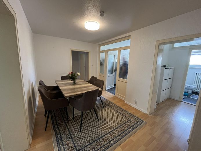 Blick zur Garderobe + Gäste-WC