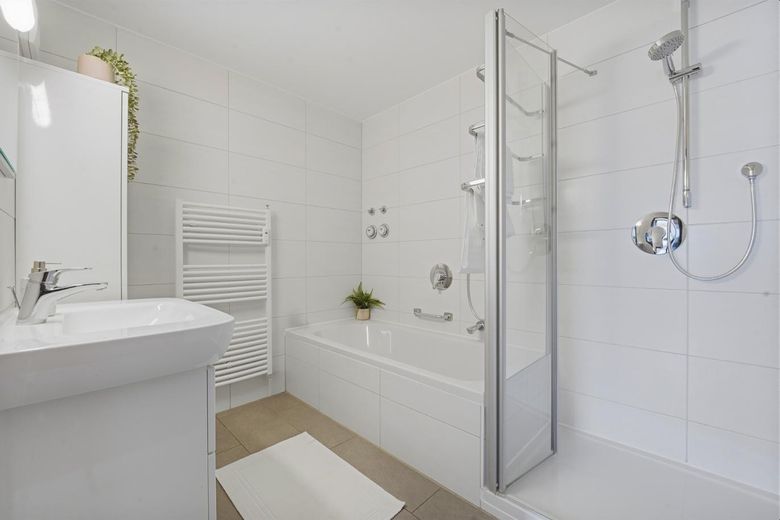 Renovierte 2,5-Zimmer-Wohnung mit Balkon, Einbauküche und Tiefgaragenstellplatz in Ostfildern – Bad