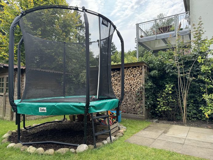 Holzlager und Terrasse