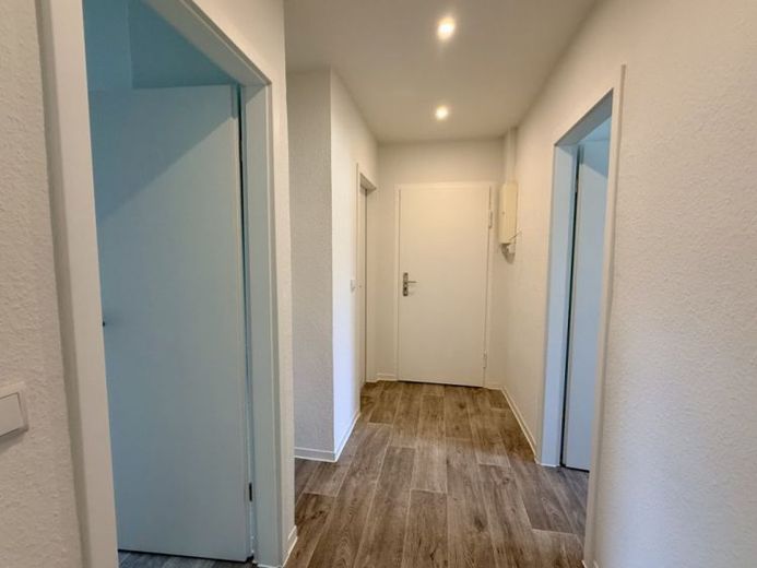 Komplett neu sanierte 3-Zimmer-Wohnung mit Balkon & modernem Bad in zentraler Lage – Foto 1