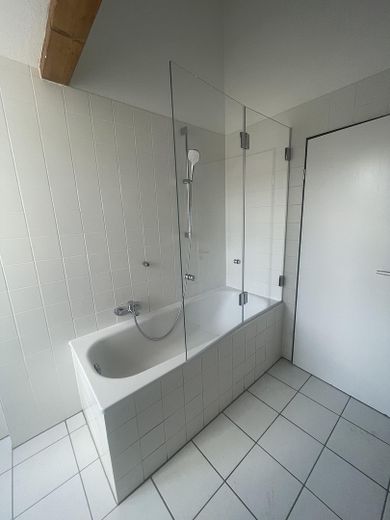 Wohnung im Technologiehof Burg Haus Sülz – Badewanne mit Duschtrennwand